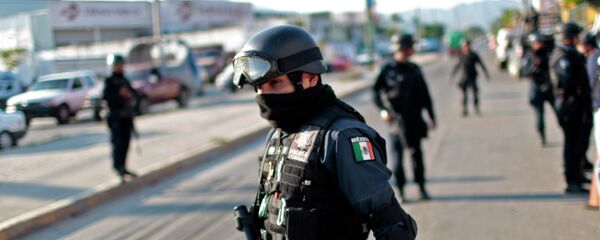 Un policía mexicano - Sputnik Mundo
