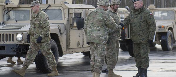 El coronel estadounidense Christopher Norrie y el general polaco Jaroslaw Mika se estrechan la mano durante una ceremonia de bienvenida en la frontera entre Polonia y Alemania El coronel estadounidense Christopher Norrie y el general polaco Jaroslaw Mika se estrechan la mano durante una ceremonia de bienvenida en la frontera entre Polonia y Alemania - Sputnik Mundo