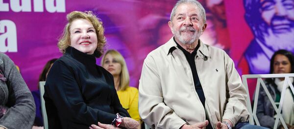 Ex presidente brasileño Luiz Inácio Lula da Silva con su esposa Marisa Letícia Ex presidente brasileño Luiz Inácio Lula da Silva con su esposa Marisa Letícia - Sputnik Mundo