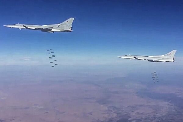 Bombarderos estratégicos rusos atacan posiciones de Daesh - Sputnik Mundo