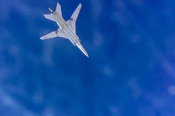 Bombarderos estratégicos rusos atacan posiciones de Daesh - Sputnik Mundo