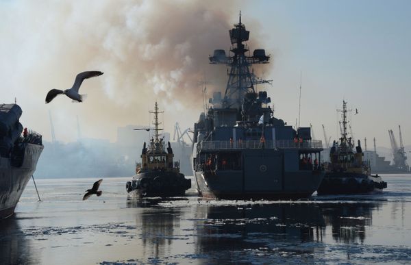 Vladivostok da la bienvenida a los buques de combate de la Flota del Pacífico de Rusia - Sputnik Mundo