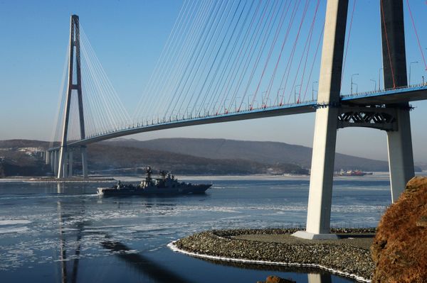 Vladivostok da la bienvenida a los buques de combate de la Flota del Pacífico de Rusia - Sputnik Mundo