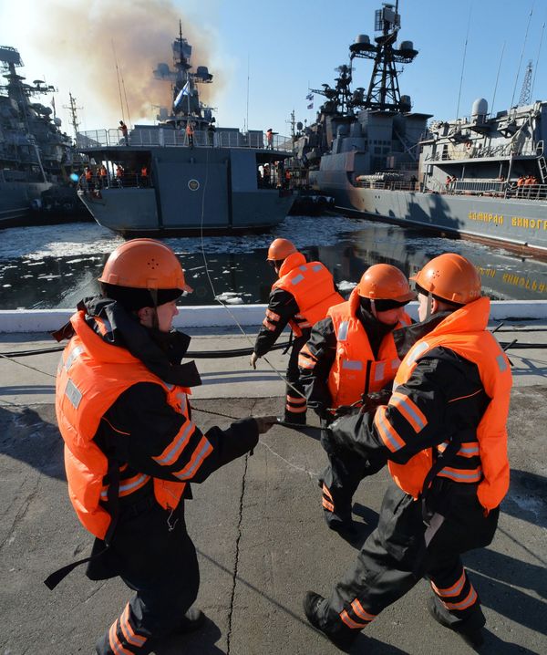 Vladivostok da la bienvenida a los buques de combate de la Flota del Pacífico de Rusia - Sputnik Mundo