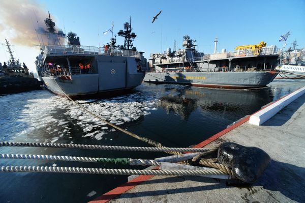 Vladivostok da la bienvenida a los buques de combate de la Flota del Pacífico de Rusia - Sputnik Mundo