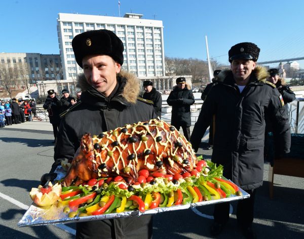 Vladivostok da la bienvenida a los buques de combate de la Flota del Pacífico de Rusia - Sputnik Mundo
