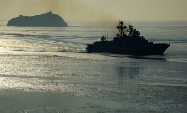 Vladivostok da la bienvenida a los buques de combate de la Flota del Pacífico de Rusia - Sputnik Mundo