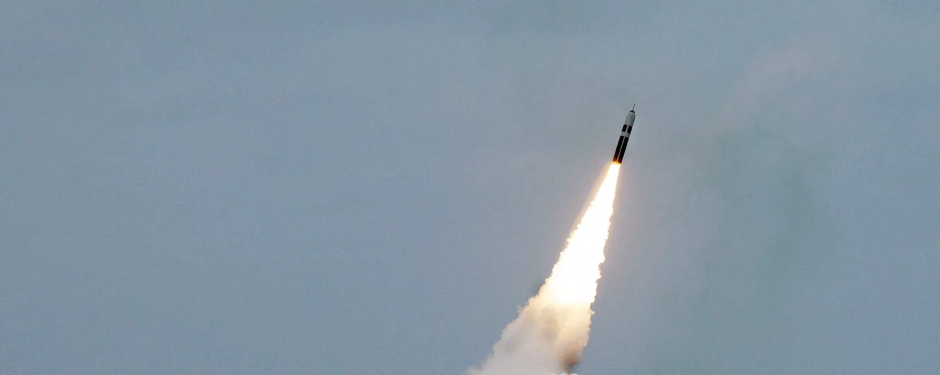 ATLANTIC OCEAN (August 31, 2016) An unarmed Trident II D5 missile launches from the Ohio-class fleet ballistic-missile submarine USS Maryland (SSBN 738) off the coast of Florida. The test launch was part of the U.S. Navy Strategic Systems Programs demonstration and shakedown operation certification process - Sputnik Mundo, 1920, 19.09.2021