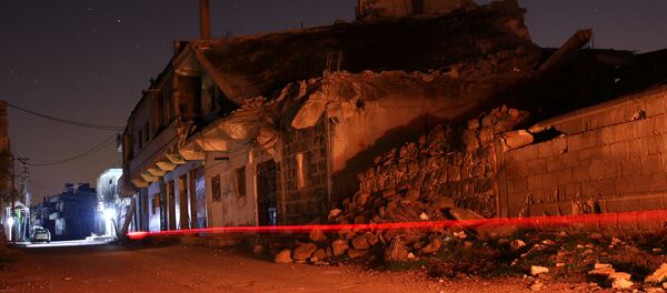 Edificios dañados se ven por la noche en la ciudad rebelde de Dael - Sputnik Mundo