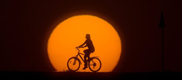 A girl riding a bike - Sputnik Mundo