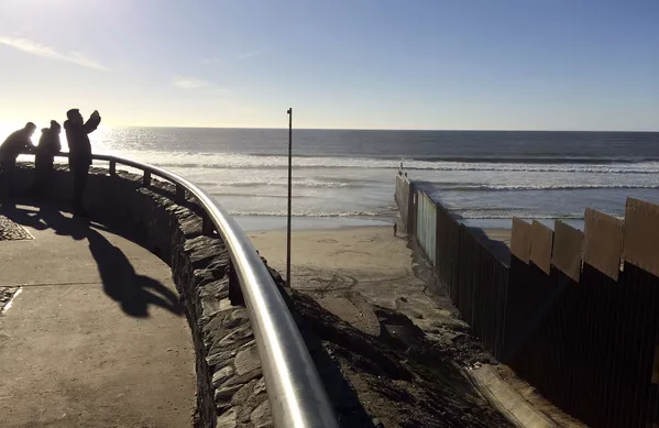 La frontera entre México y EEUU: el muro de Trump y el destino de los ilegales La frontera entre México y EEUU: el muro de Trump y el destino de los ilegales - Sputnik Mundo