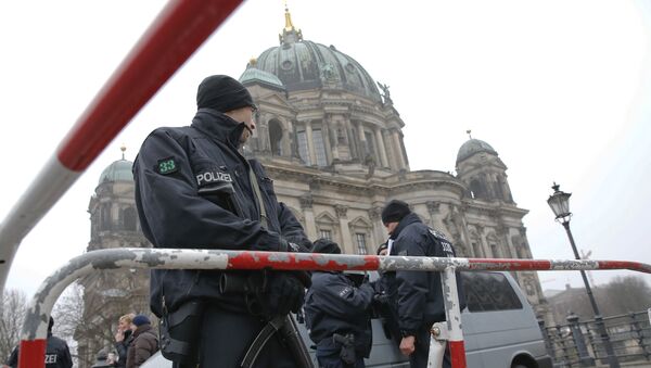 Police secure the area near the Berliner Dom prior to the state funeral of former German President Roman Herzog in Berlin, Germany, January 24, 2017 Police secure the area near the Berliner Dom prior to the state funeral of former German President Roman Herzog in Berlin, Germany, January 24, 2017 - Sputnik Mundo