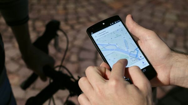 A man uses a GPS app on a smartphone during a Google promotion event at the City of Fashion and Design (Cite de la mode et du design) in Paris on November 4, 2014 - Sputnik Mundo