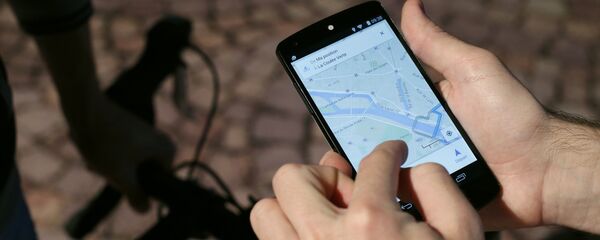 A man uses a GPS app on a smartphone during a Google promotion event at the City of Fashion and Design (Cite de la mode et du design) in Paris on November 4, 2014 - Sputnik Mundo