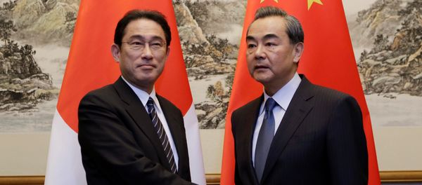 Ministro de Exteriores de Japón, Fumio Kishida, con su homólogo chino Wang Yi Ministro de Exteriores de Japón, Fumio Kishida, con su homólogo chino Wang Yi - Sputnik Mundo