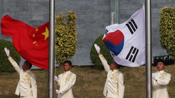 The flags of South Korea and China - Sputnik Mundo