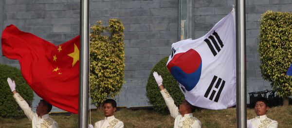The flags of South Korea and China - Sputnik Mundo