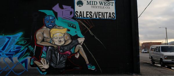 Grafiti con la imagen de Donald Trump y un luchador - Sputnik Mundo