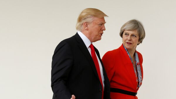 El presidente de EEUU, Donald Trump, y la primera ministra de Reino Unido, Theresa May - Sputnik Mundo