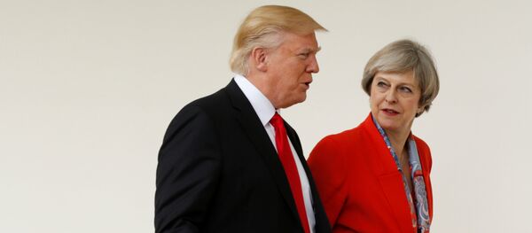 El presidente de EEUU, Donald Trump, y la primera ministra de Reino Unido, Theresa May - Sputnik Mundo