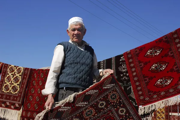 Turkmenos iraníes dedican su vida a tejer increíbles alfombras Turkmenos iraníes dedican su vida a tejer increíbles alfombras - Sputnik Mundo