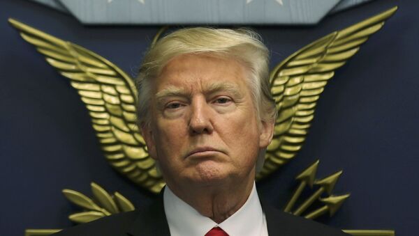 U.S. President Donald Trump looks on following a swearing-in ceremony for Defense Secretary James Mattis at the Pentagon in Washington - Sputnik Mundo