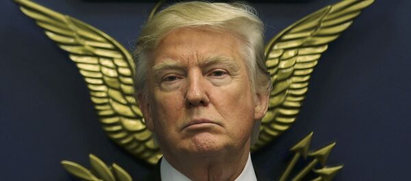 U.S. President Donald Trump looks on following a swearing-in ceremony for Defense Secretary James Mattis at the Pentagon in Washington - Sputnik Mundo