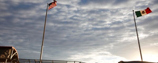 Banderas de EEUU y México en la frontera entre los dos países (archivo) - Sputnik Mundo