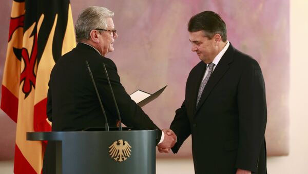 Sigmar Gabriel (dcha) junto con el presidente de Alemania, Joachim Gauck - Sputnik Mundo