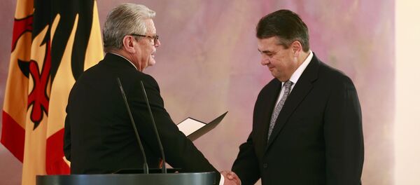 Sigmar Gabriel (dcha) junto con el presidente de Alemania, Joachim Gauck - Sputnik Mundo