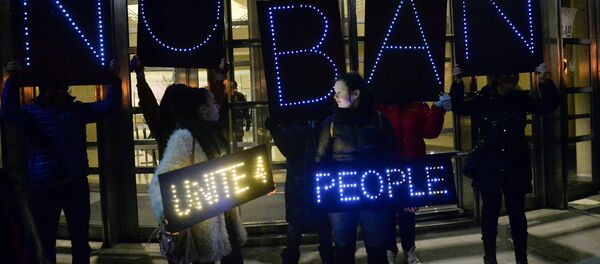 Los manifestantes contra el nuevo decreto de Trump en EEUU - Sputnik Mundo