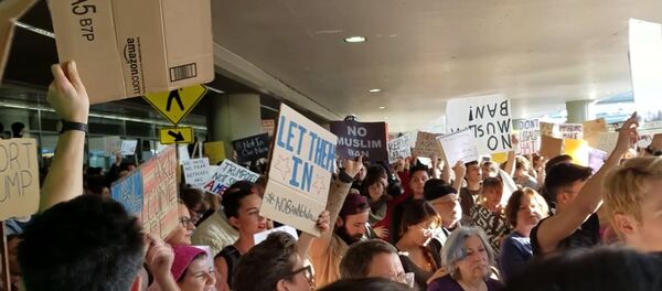 Estadounidenses protestan contra el decreto de Trump sobre los refugiados - Sputnik Mundo