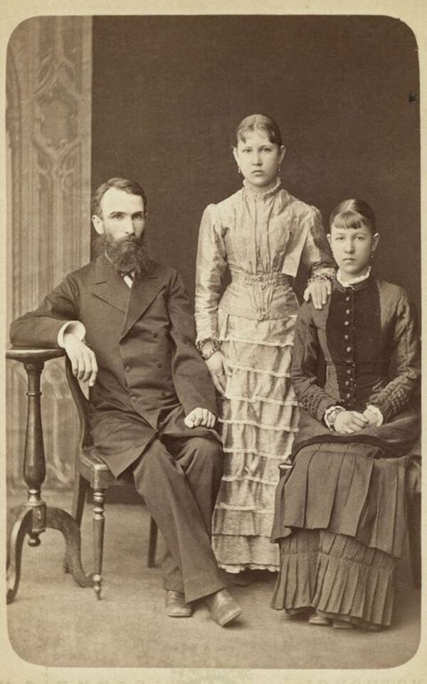 Un hombre con sus hijas - Sputnik Mundo