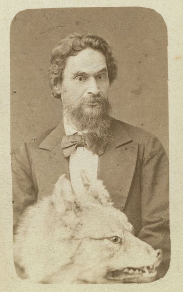 Jefe de Policía de la ciudad siberiana de Minusinsk, con una cabeza de lobo disecada - Sputnik Mundo