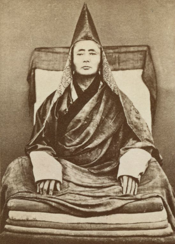 El gran lama de Selenguinsk. Este monasterio budista —también llamado Datsan de Tamchinsk o de Gusínoe Ózero— es una lamasería fundada a mediados del siglo XVIII en el pueblo buriato de Gusínoe Ózero. En 1809, el monasterio se convirtió en la 'sede del budismo en Siberia oriental'. - Sputnik Mundo