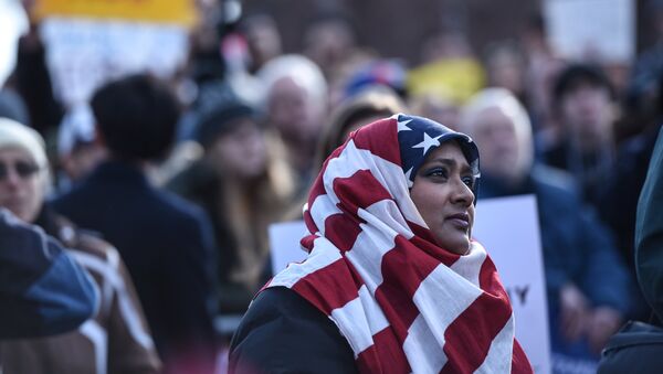 Protestas en Nueva York contra la orden migratoria de Trump - Sputnik Mundo