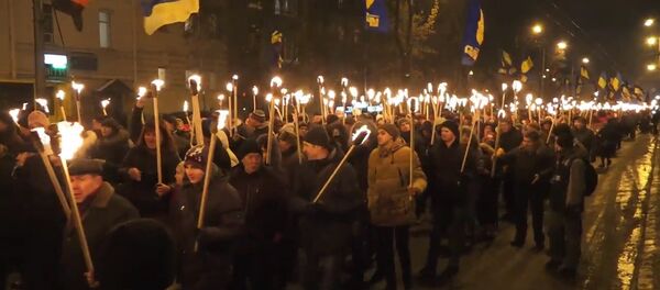 Nacionalistas marchan con antorchas en el aniversario de la batalla con los soldados soviéticos en Kiev - Sputnik Mundo