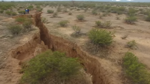 Una grieta en el suelo de Arizona - Sputnik Mundo