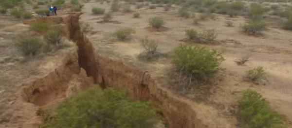 Una grieta en el suelo de Arizona - Sputnik Mundo