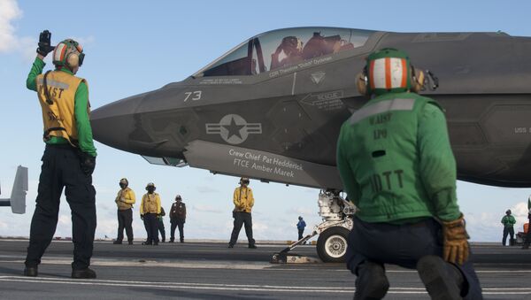 Preparación para el despegue de un F-35C desde USS Dwight D. Eisenhower - Sputnik Mundo