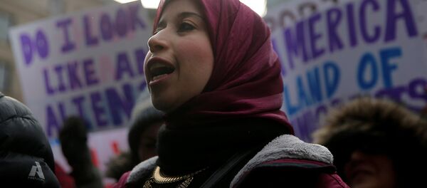 Una mujer musulmana en las manifestaciónes contra nueva ley Una mujer musulmana en las manifestaciónes contra nueva ley - Sputnik Mundo