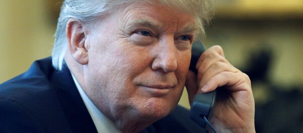 El presidente de Estados Unidos, Donald Trump, habla por teléfono con el rey Salman de Arabia Saudí - Sputnik Mundo