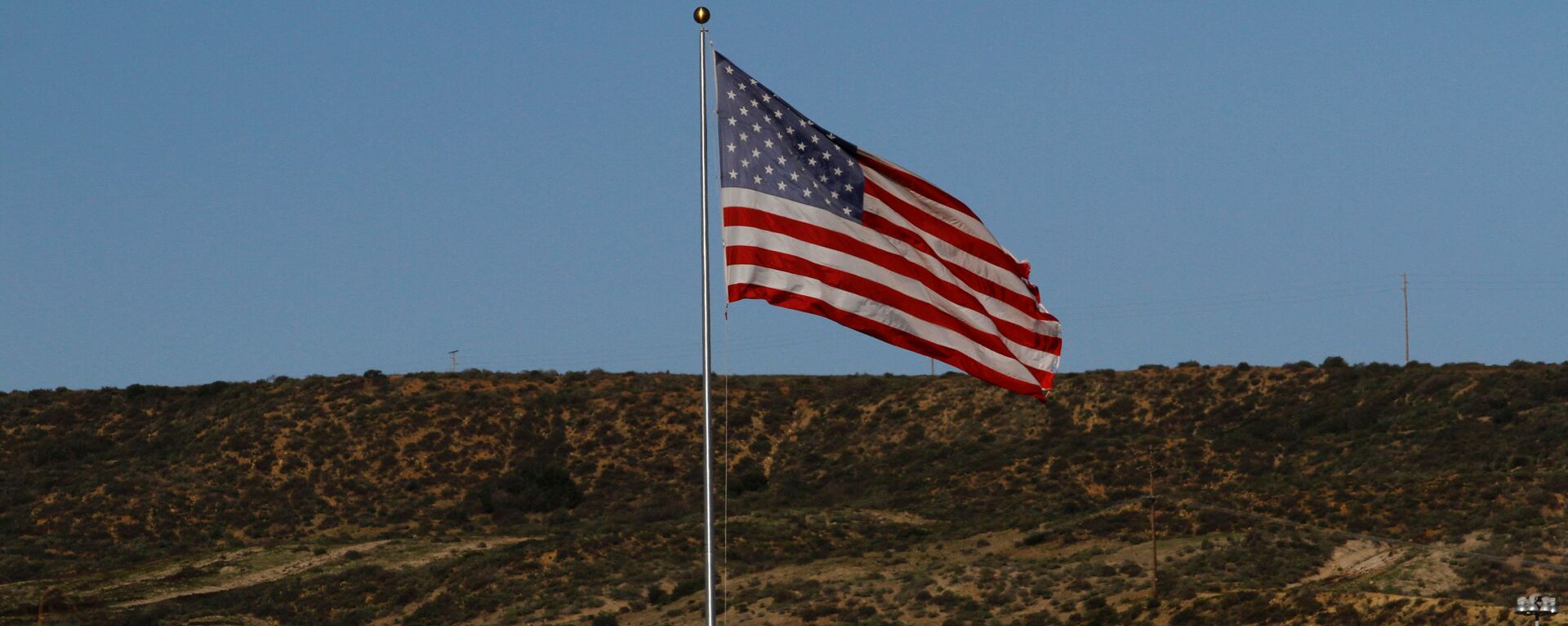 A U.S. flag is seen next to a section of the wall separating Mexico and the United States, in Tijuana, Mexico, January 28, 2017 - Sputnik Mundo, 1920, 13.10.2021