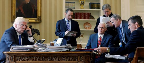 El despacho oval durante la conversación telefónica con Vladímir Putin. De izquierda a derecha: Donald Trump, presidente de EEUU; Reince Priebus, exjefe de Gabinete de la Casa Blanca; el vicepresidente Mike Pence; Steve Bannon (al fondo), estratega jefe de la Casa Blanca y consejero presidencial; Sean Spicer, exsecretario de prensa de la Casa Blanca y director de Comunicaciones de Donald Trump; Michael Flynn, exdirector del Consejo de Seguridad Nacional de EEUU. El despacho oval durante la conversación telefónica con Vladímir Putin. De izquierda a derecha: Donald Trump, presidente de EEUU; Reince Priebus, exjefe de Gabinete de la Casa Blanca; el vicepresidente Mike Pence; Steve Bannon (al fondo), estratega jefe de la Casa Blanca y consejero presidencial; Sean Spicer, exsecretario de prensa de la Casa Blanca y director de Comunicaciones de Donald Trump; Michael Flynn, exdirector del Consejo de Seguridad Nacional de EEUU. - Sputnik Mundo