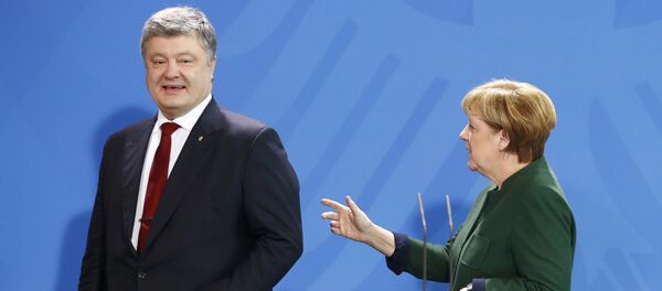 Presidente de Ucrania, Petró Poroshenko, y canciller de Alemania, Angela Merkel - Sputnik Mundo