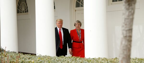 Presidente de EEUU, Donald Trump, y primera ministra del Reino Unido, Theresa May - Sputnik Mundo