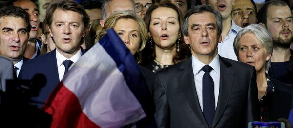 El candidato a la presidencia de Francia, François Fillon, con su esposa Penelope - Sputnik Mundo