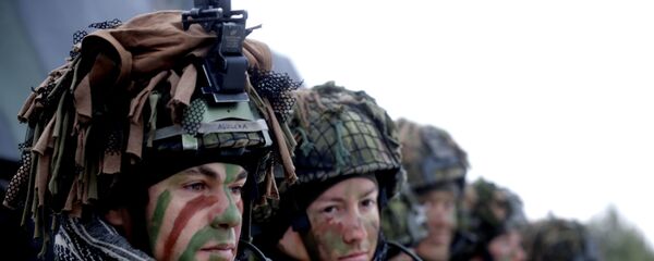 Lithuanian troops along with the other troops from 11 NATO nations take part in the exercise in urban warfare during Iron Sword exercise in the mock town near Pabrade, Lithuania, December 2, 2016. - Sputnik Mundo