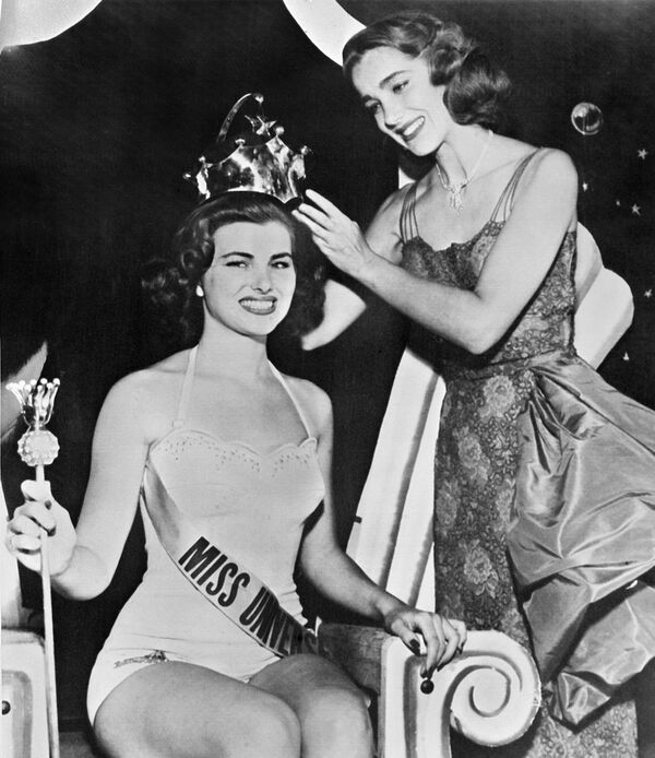 Bellas para todos los tiempos: las coronadas en la historia de Miss Universo - Sputnik Mundo