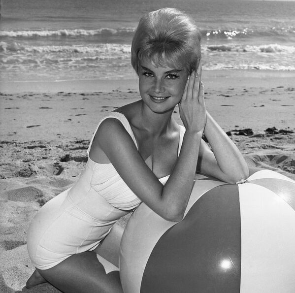 Bellas para todos los tiempos: las coronadas en la historia de Miss Universo - Sputnik Mundo